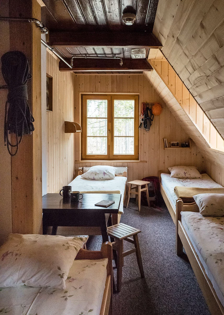 Schronisko w Dolinie Roztoki