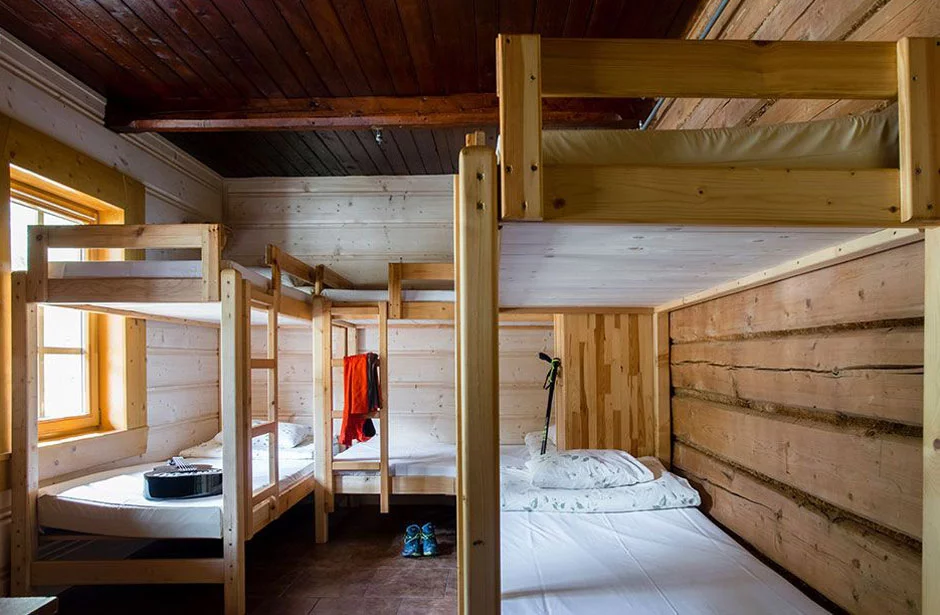 Schronisko w Dolinie Roztoki pokój